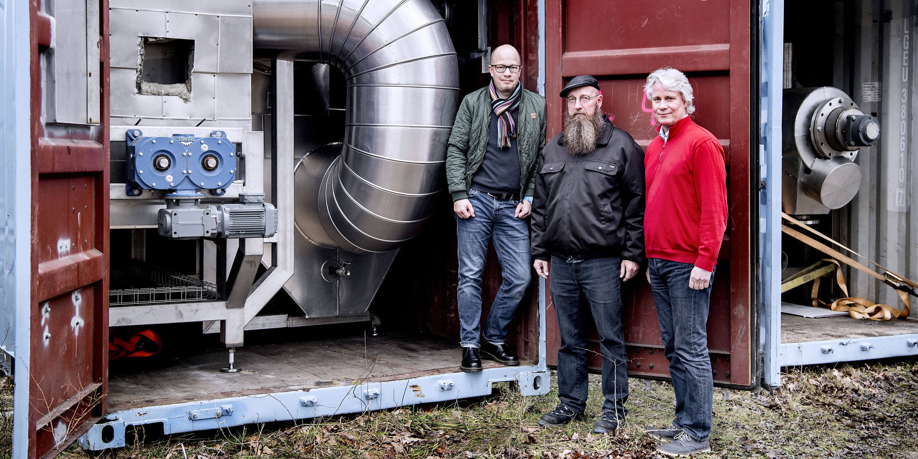Senior Researcher Jesper Ahrenfeldt and Ulrik Birk Henriksen from DTU Chemical Engineering with CEO Claus Thulstrup (right). Photo: Bax Lindhardt