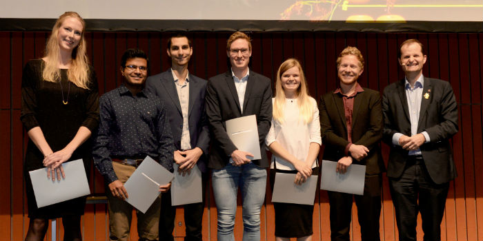 Fra venstre Nana Haahr Overgaard, Arun Kumar Somavarapu, Emre Barlas, Martin Frederik Laursen, Sara Lindeblad Wingstrand, Dennis Valbjørn Christensen, dekan Philip Binning. Foto: Birgitte Røddik.