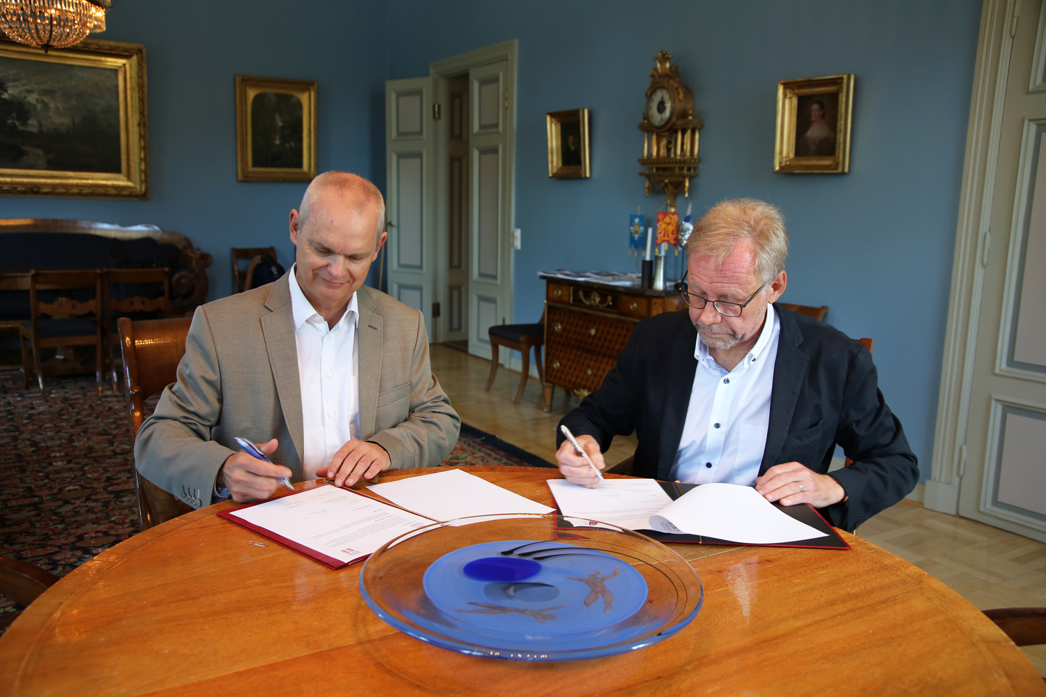 Kim Dam-Johansen signing the agreement with Mikko Hupa, Head of Åbo Academy