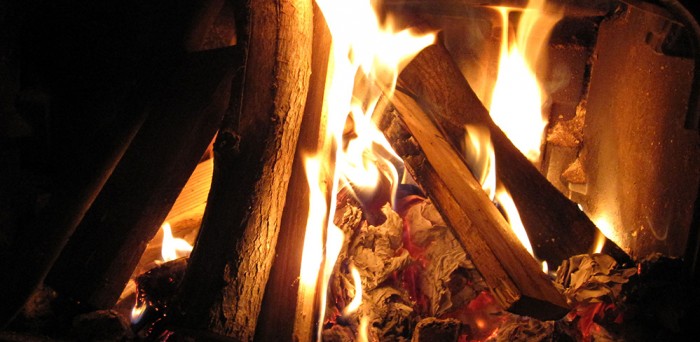 Wood-burning stoves: arguably the world's cosiest source of heat – but also a sizable source of air pollution. A greener future might be in store, though: a new type of electronically controlled wood-burning stove limits the emission of smoke and particles while ensuring up to 40 per cent better utilisation of the firewood. (Image: Colourbox.)