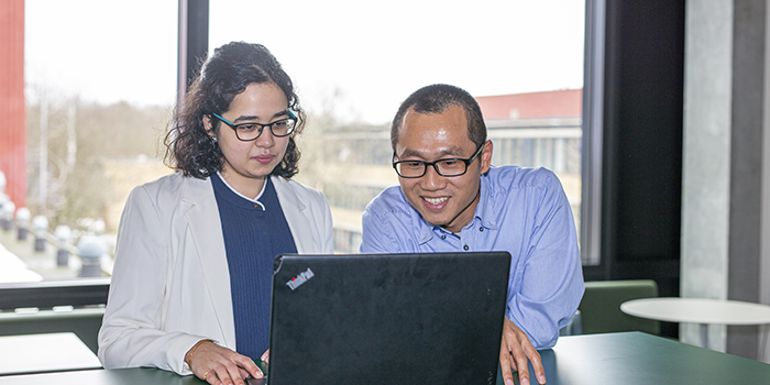 PhD student Spardha Virendra Jhamb (now postdoc) and Associate Professor Xiaodong Liang. Photo by Christian Ove Carlsson.