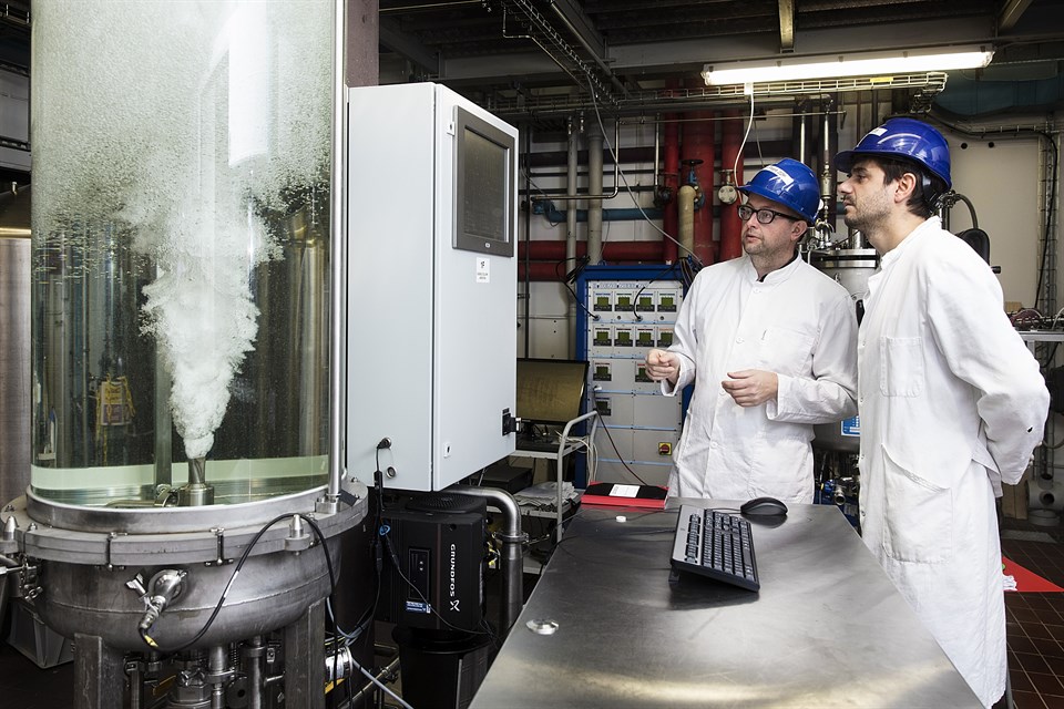 Krist Gernaey and Xavier Flores Alsina study the mixing and mass transfer substances as part of their activities within industrial fermentation technology. Photo by Thorkild Christensen.