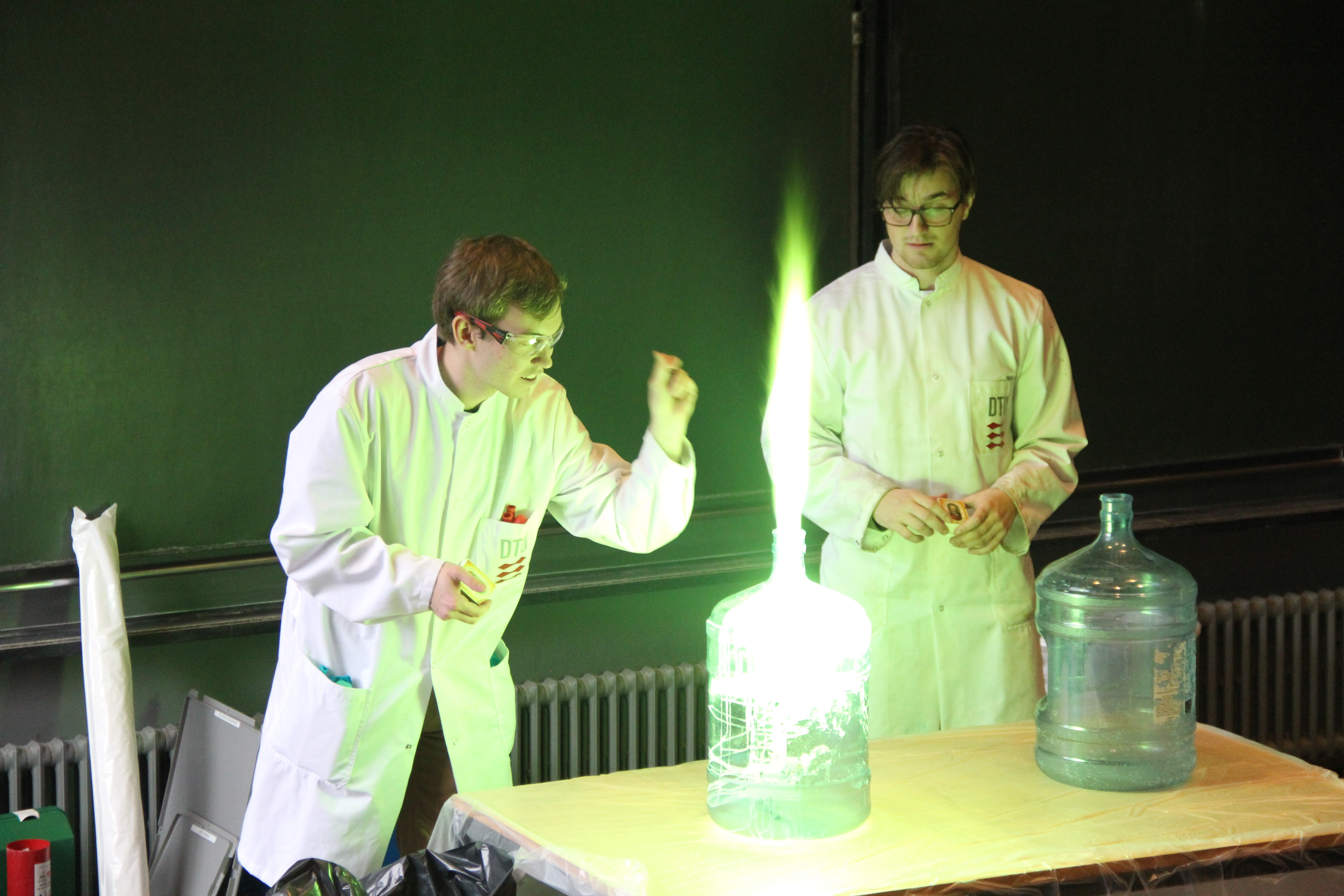 Ved at tilføje et salt til en flamme fremkalder show-foreviserne et skarpt grønt lys, der minder om udstødningen på en raketmotor. Foto: DTU Kemi